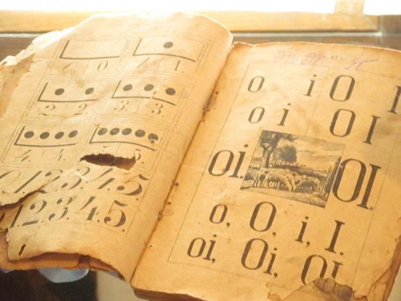 Încăperea-muzeu din Dolheşti, cu abecedar din vremea regelui