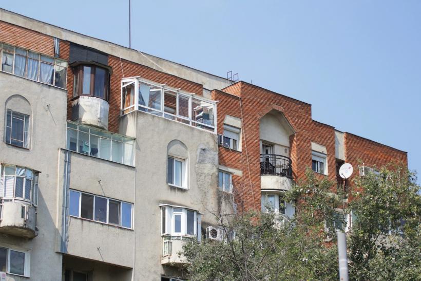Un bărbat din Sibiu a amenințat că se aruncă de pe acoperișul blocului. Polițiștii au reușit să-l salveze