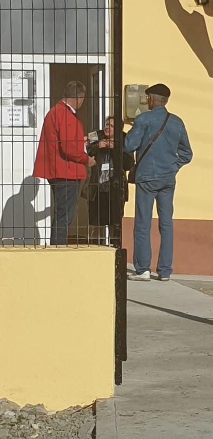 Primarul din Dumbrăveni a fost fotografiat când dădea bani unui membru al secției de votare