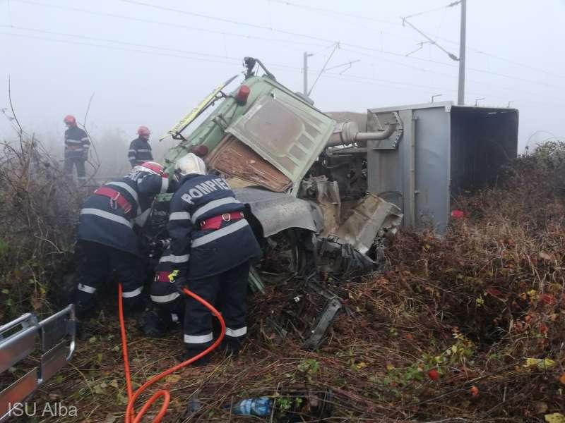 Accident TERIBIL în Alba. Un camion a fost spulberat de tren. Șoferul a murit pe loc. Un călător din garnitură, cu traumatism cranio-cerebral