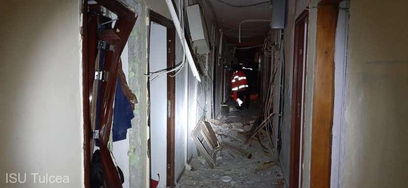 Explozie puternică într-un bloc de garsoniere din Tulcea, patru persoane rănite. Una dintre victime are arsuri pe 40% din suprafaţa corpului