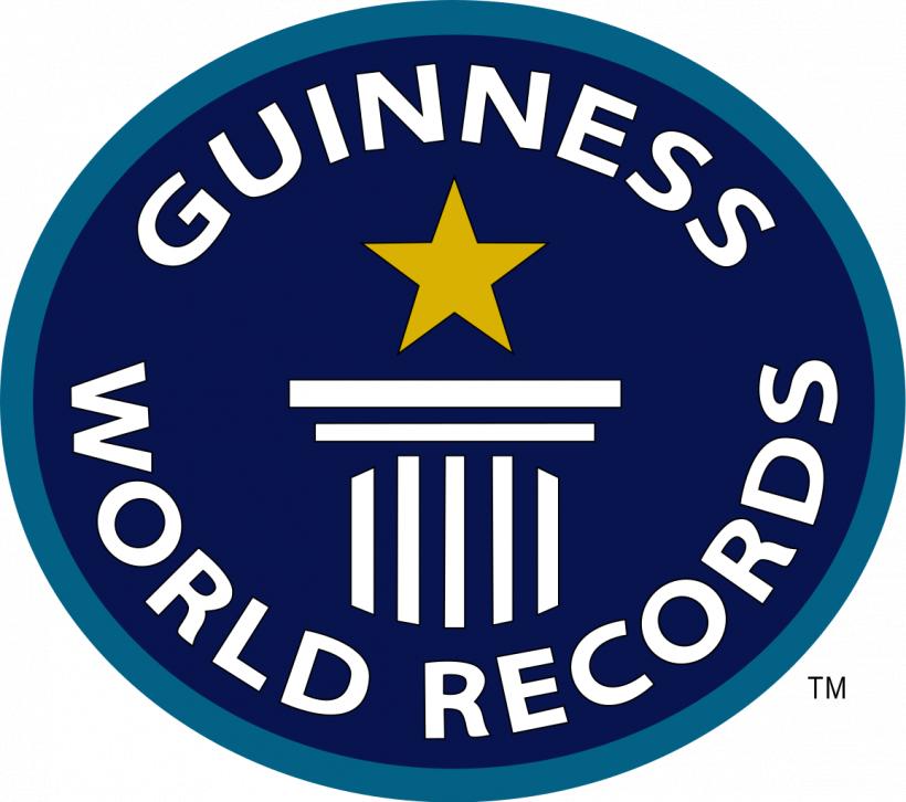 Peste 150 de persoane au alergat costumate în dinozauri în încercarea de a stabili un record Guinness