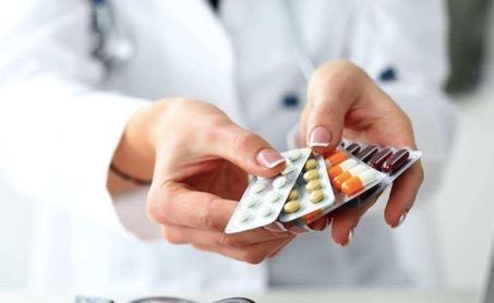 Situaţie îngrijorătoare: 4,5 milioane de români tratează anual răceala şi durerile în gât cu antibiotic