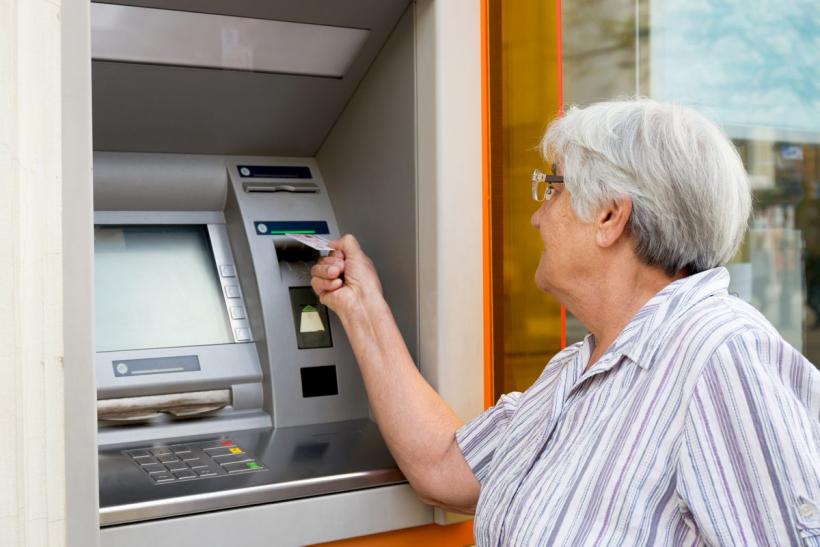 Pensiile doar pe card ? În 75% din țară nu există bancomat
