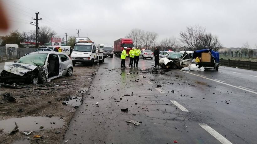 UPDATE. S-a reluat circulaţia după accidentul în lanţ de pe centura municipiului Focşani. Două persoane au murit