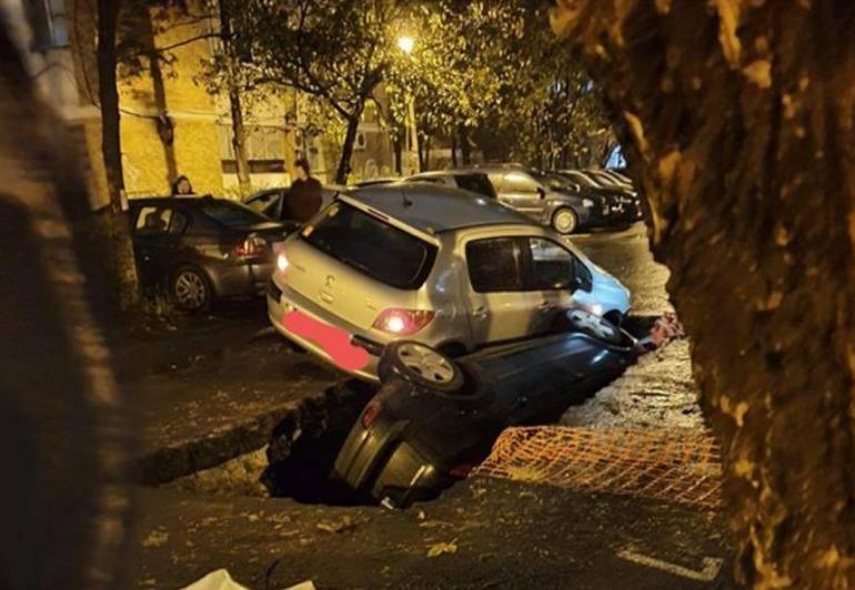 Două mașini au căzut una peste alta într-un crater uriaș nesemnalizat în București