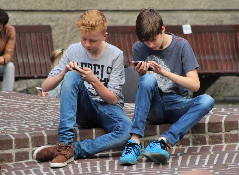 Revoluţia electronică și efectele asupra sănătăţii adolescenţilor