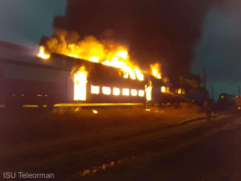 Un tren cu 100 de călători a luat foc în Teleorman