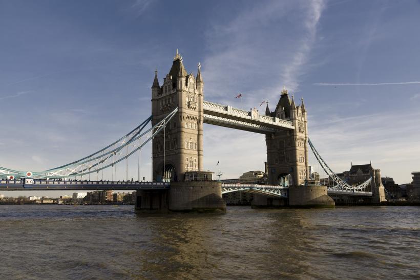 UPDATE. Alertă! Incident pe Podul Londrei: Mai multe persoane înjunghiate. Două persoane și-au pierdut viața. Poliţia anunţă că a împuşcat atacatorul