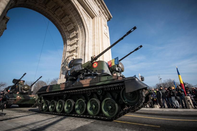 Paradă militară impresionantă în Piaţa Arcului de Triumf cu ocazia zilei de 1 Decembrie