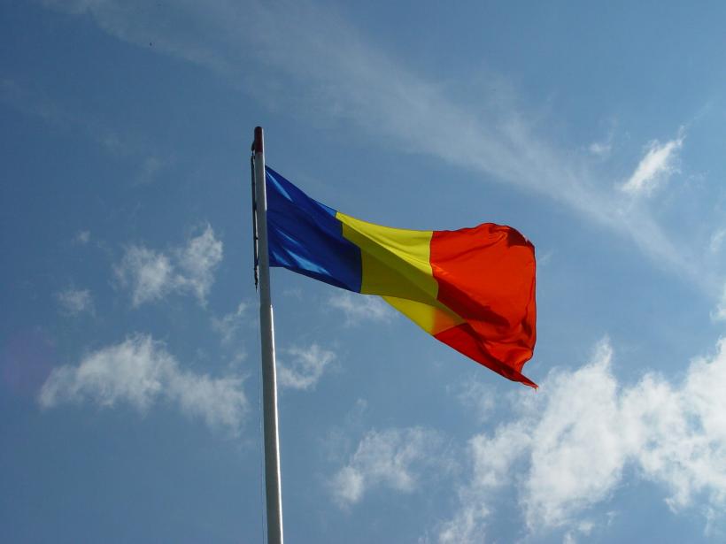 Un imens drapel a fost arborat în Piaţa Tricolorului din Alba Iulia