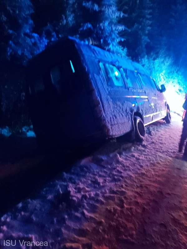 Accident GRAV în Vrancea. Microbuz cu elevi răsturnat în zăpadă