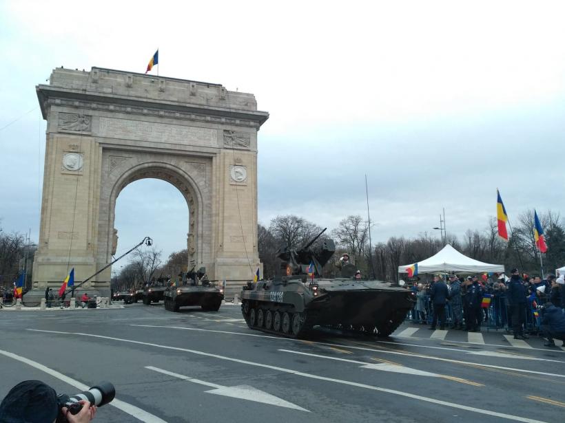 Mii de oameni au asistat la parada militară din Bucureşti, preşedintele Iohannis a făcut o baie de mulţime