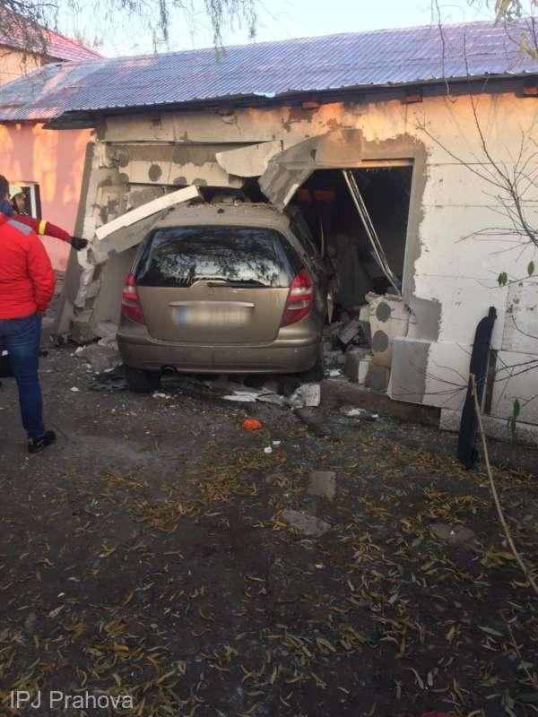 Accident în Ploieşti. Un autoturism a intrat într-o casă după ce a fost lovit de o altă maşină. „S-a urcat cu roţile pe pat&quot;