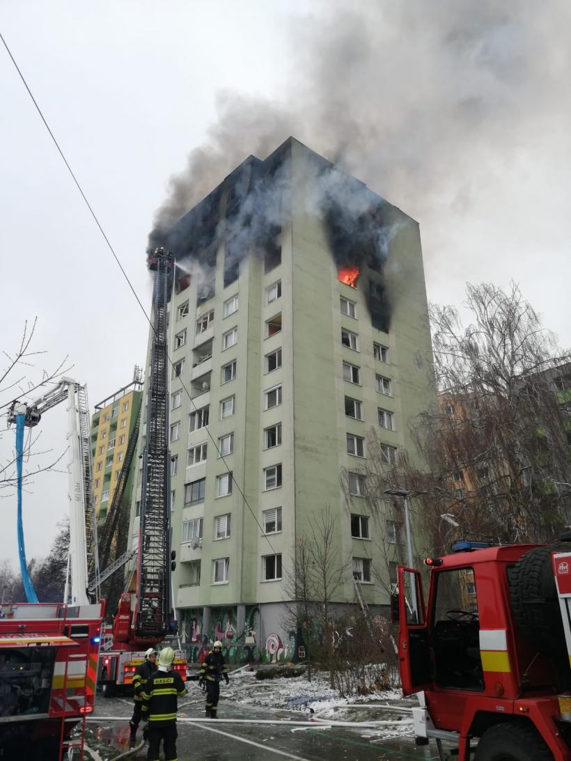 VIDEO. Cel puţin cinci morţi într-o explozie de gaz într-un bloc de 12 etaje, în Slovacia
