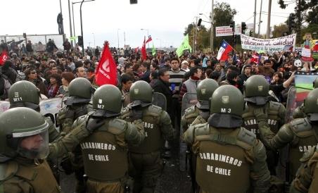 Chile: Mii de persoane au manifestat în a 50-a zi de criză socială