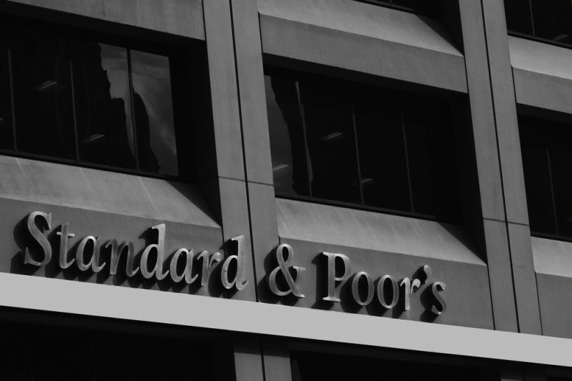 Standard &amp; Poor's a înrăutăţit perspectiva ratingului României de la stabilă la negativă