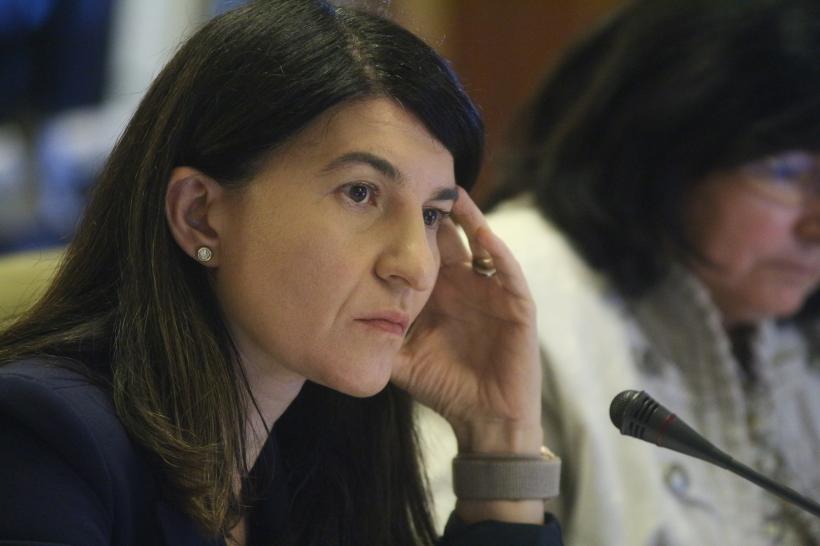 Violeta Alexandru: Creşterea salariului minim a fost decisă la finalul unei susţinute activităţi de analiză, nu din pix