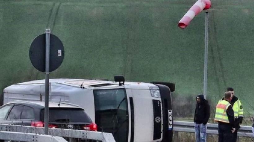 Accident grav în Germania. Un microbuz cu nouă români s-a răsturnat; un bărbat se află în stare critică