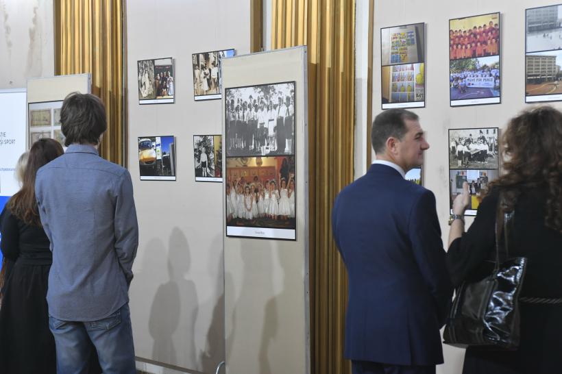 Transformarea României în ultimii 30 de ani, surprinsă în expoziţia “Then and Now” organizată de ambasada SUA la ICR