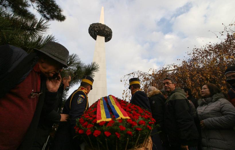 GALERIE FOTO Slujbă de pomenire pentru martirii Revoluţiei în Piaţa Revoluţiei și depuneri de coroane