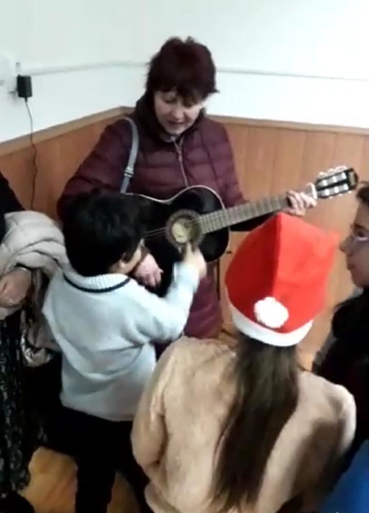 Moș Crăciun a adus daruri și pentru copiii nevoiași din județul Dâmbovița