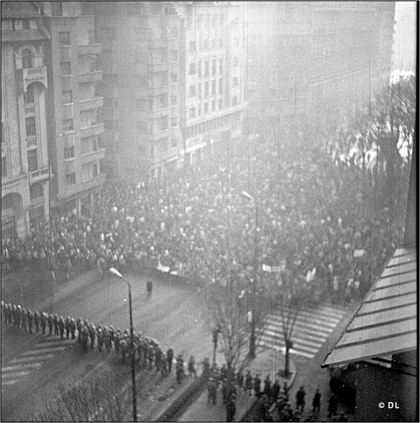 Sute de persoane au plecat din Piața Victoriei într-un marş de comemorare a Revoluției