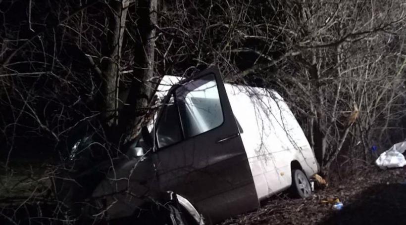 Accident rutier grav. Un microbuz a intrat în copacii de pe un drum din Neamț: sunt doi morți și șapte răniți