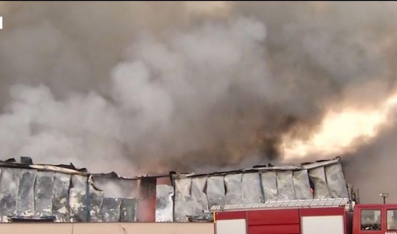 UPDATE Incendiul de la Afumați a fost stins. Au intervenit 25 de autospeciale şi peste 100 de pompieri