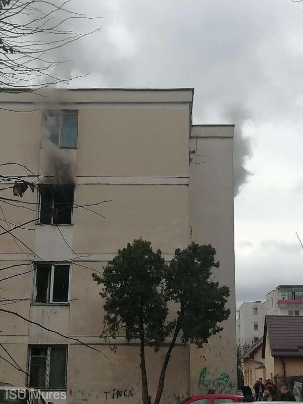UPDATE. Incendiu de proporții la Târgu Mureș. Un bloc a luat foc. 36 de locatari evacuați. Două persoană rănită