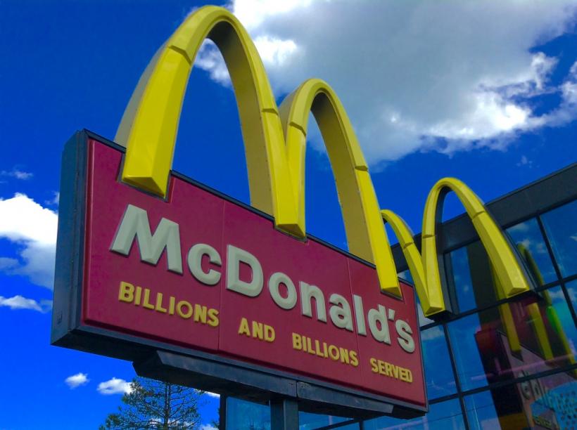 O femeie a fost salvată de angajaţi McDonald's după ce a mimat din buze ''Ajutor''