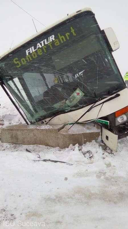 Accident la Suceava. Un autobuz a lovit un cap de pod. Patru persoane au ajuns la spital