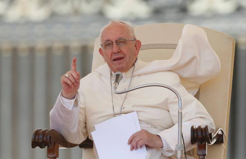 Papa Francisc a îndemnat familiile să renunţe la utilizarea telefoanelor în timpul mesei şi să vorbească unii cu ceilalţi în timpul mesei 