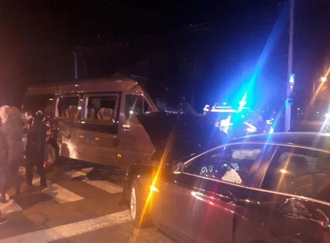Accident rutier cu patru autoturisme, o ambulanţă şi un microbuz, pe Calea Plevnei