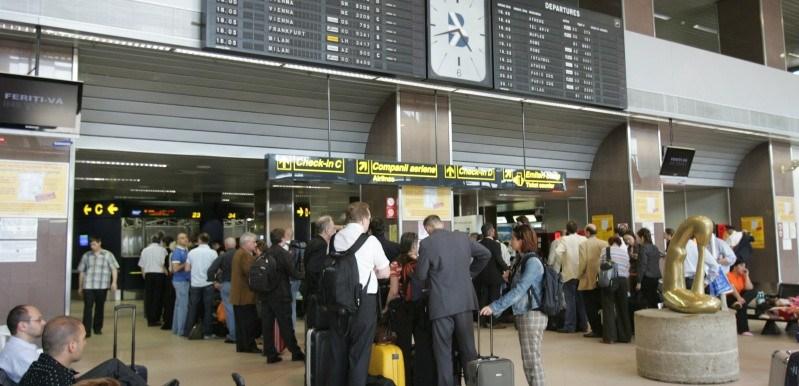 Haos în această dimineaţa în aeroportul Otopeni, din cauza blocajelor la benzile de bagaje şi a unor pene de curent