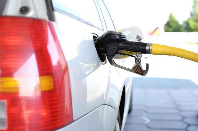 Reducerea accizelor la carburanți s-a transmis integral în prețul la pompă de la 1 ianuarie 2020