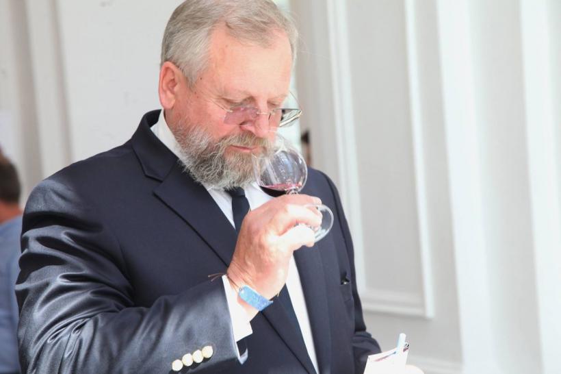 Un expert în vin iniţiază cursanţii în degustarea de apă