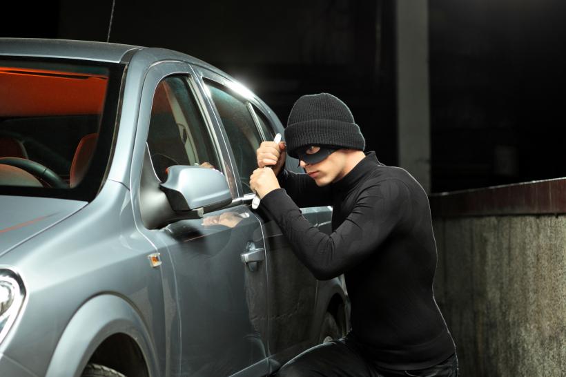 Cinci suspecţi de furturi de autoturisme, reţinuţi în urma unor percheziţii domiciliare în Constanța
