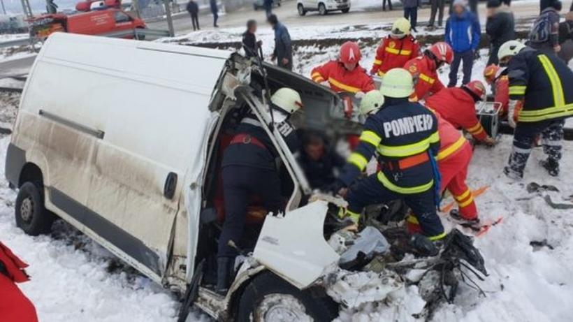 Tragedie în Suceava. O dubă a fost spulberată de tren, vineri dimineață. O persoană a murit pe loc în impactul devastator