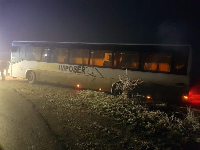 Accident în prima zi de școală. Un autobuz plin cu elevi a ajuns în șanț. S-a intervenit imediat