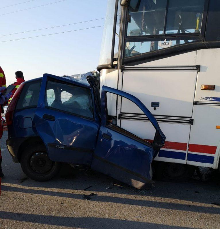 Accident teribil în Sibiu. Un șofer a murit strivit sub un autocar