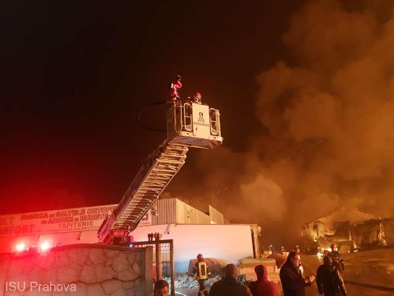 Incendiul la fabrica de saltele din Urlaţi nu a încă fost lichidat