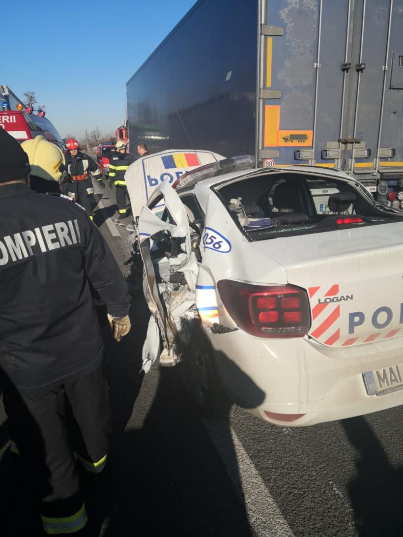 Mașină de poliție implicată într-un accident grav la Caraș-Severin. Doi agenţi au fost grav răniți