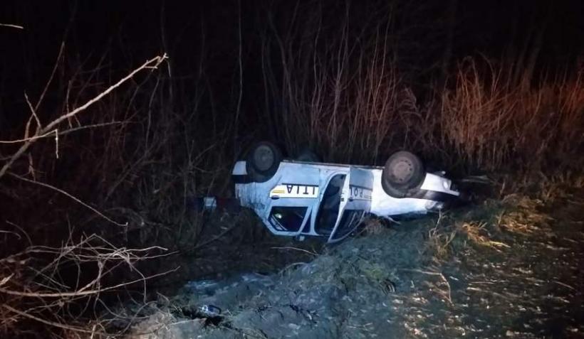 Poliţistă rănită după ce s-a răsturnat cu mașina de poliție în Pădurea Noroieni, la Satu Mare