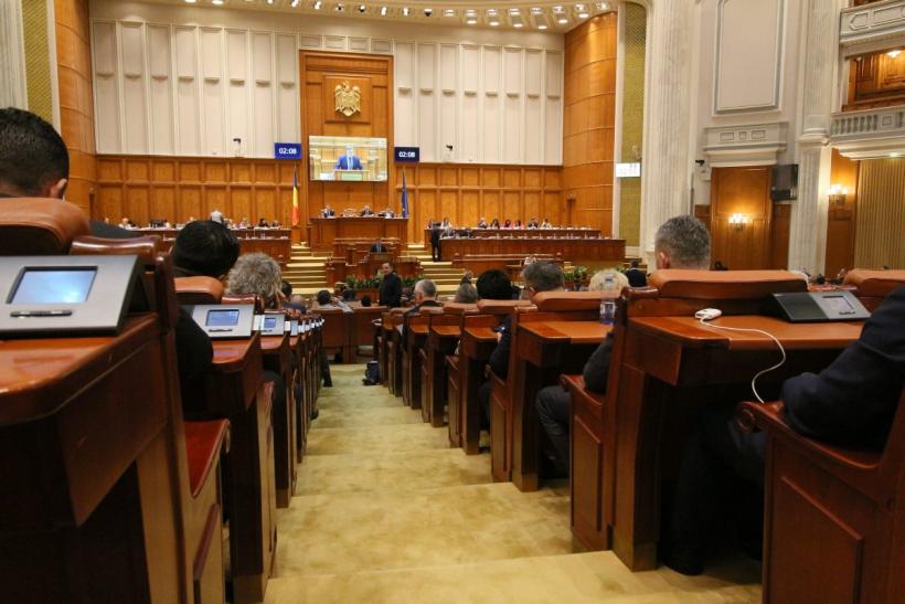 Senatul, convocat în sesiune extraordinară pentru OUG privind prorogarea termenului pentru majorarea alocaţiilor 