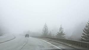 Atenţie şoferi: Trafic rutier îngreunat de ceaţă pe DN 18, în Pasul Prislop