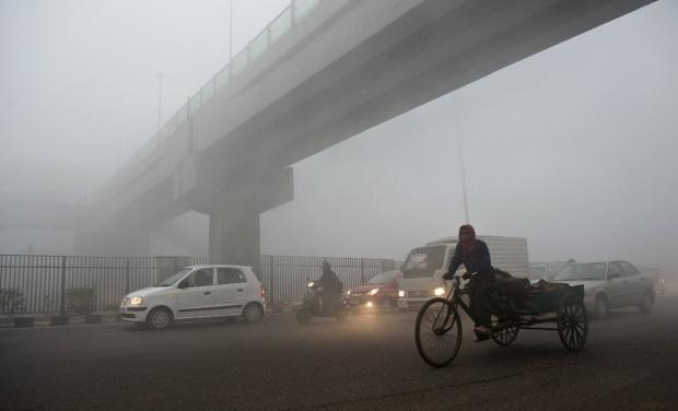 Atenție unde călătoriți ! Traficul aerian și feroviar din New Delhi perturbat de ceața densă