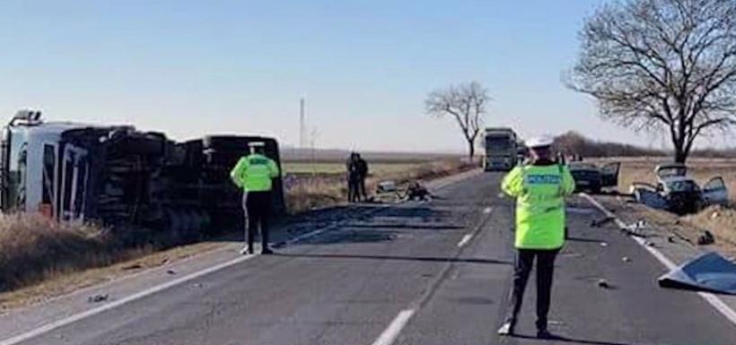 UPDATE. Accident grav în Argeș: O persoană a murit în urma coliziunii între trei autoturisme şi o autocisternă. Garda de Mediu spune că există pericol de poluare