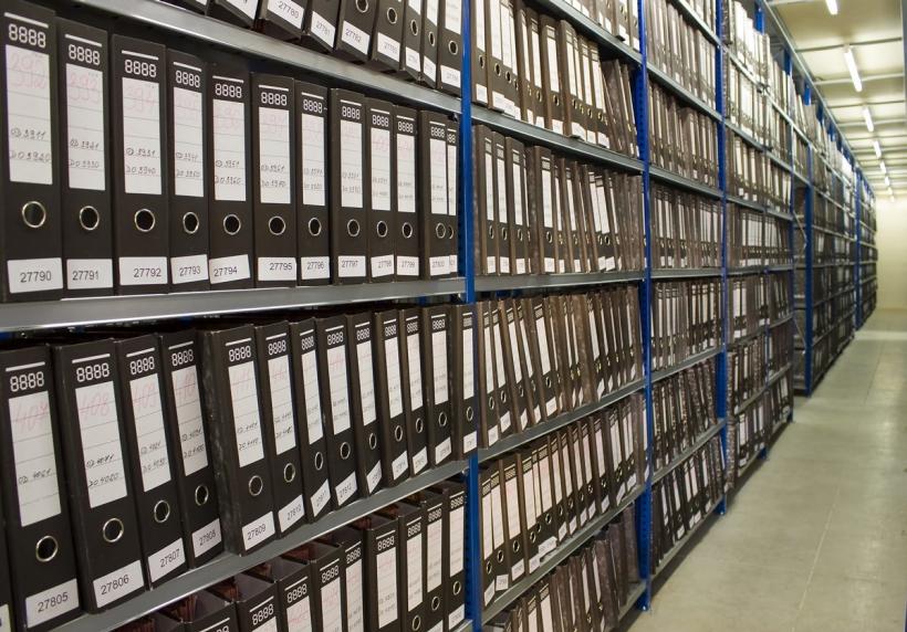 “Alba-neagra” cu arhiva de documente secrete de stat a unei foste fabrici comuniste