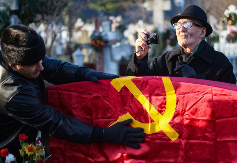 Galerie FOTO. Imagini de la mormântul lui Nicolae Ceaușescu 18694768